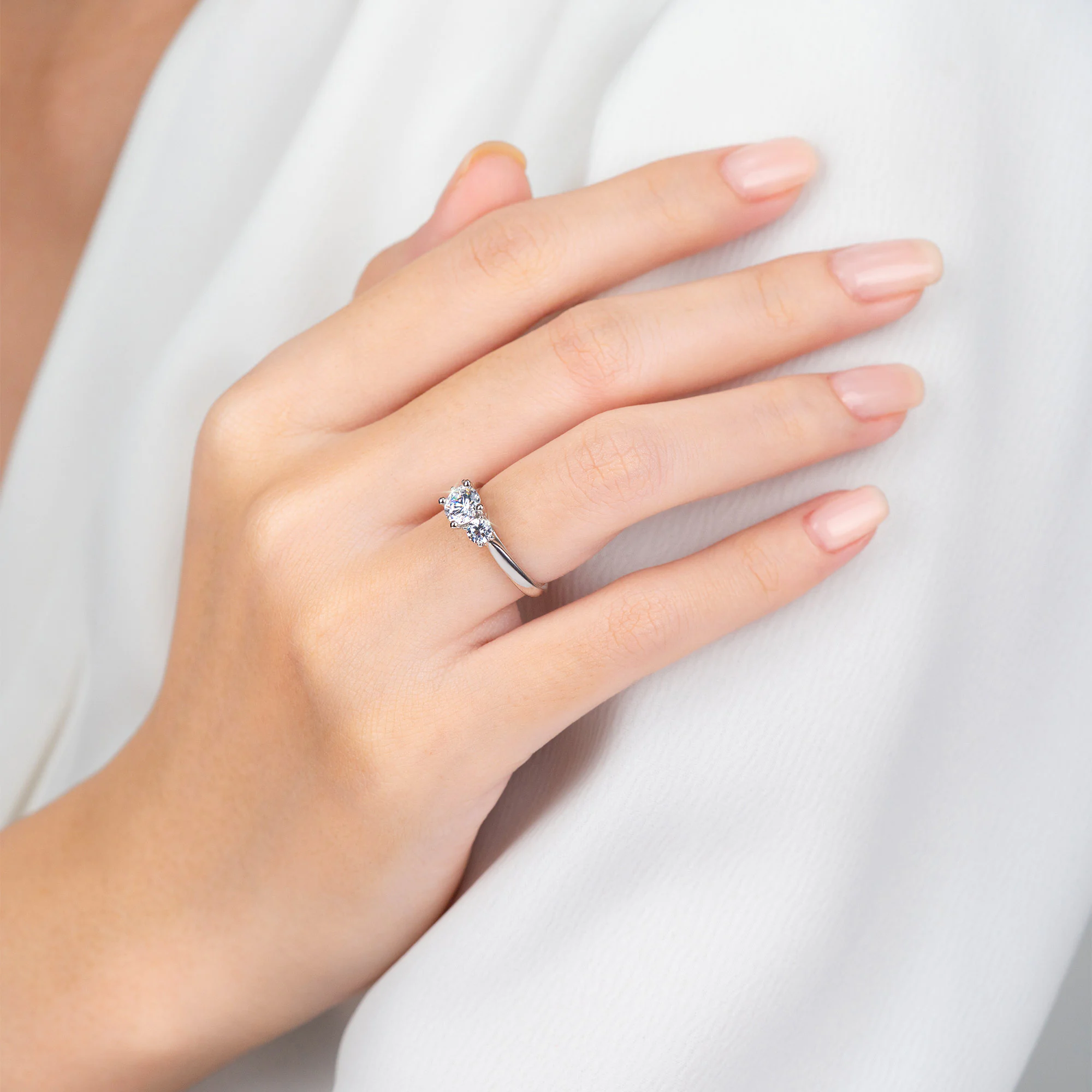 Nhẫn đính hôn Threestone đai trơn có bridge accent NCH3202 6